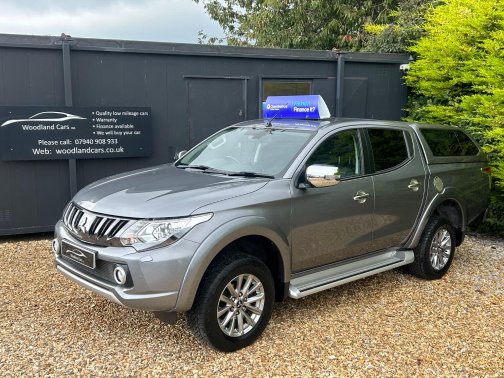 View MITSUBISHI L200 2.4 DI-D DC Barbarian