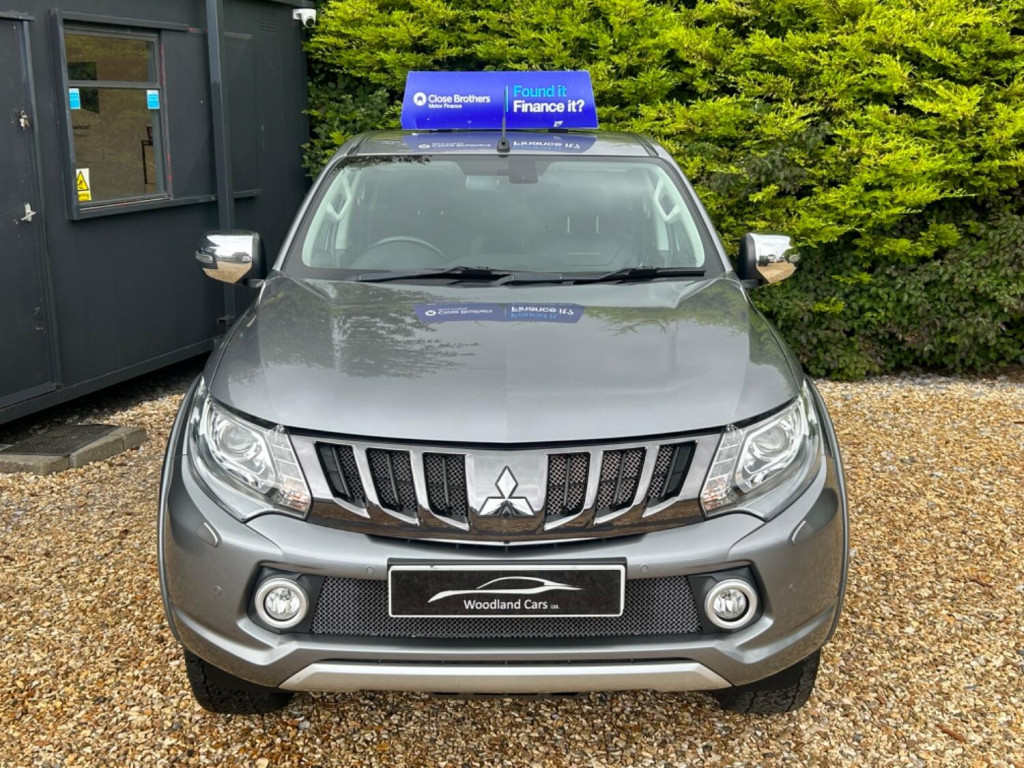 View MITSUBISHI L200 2.4 DI-D DC Barbarian