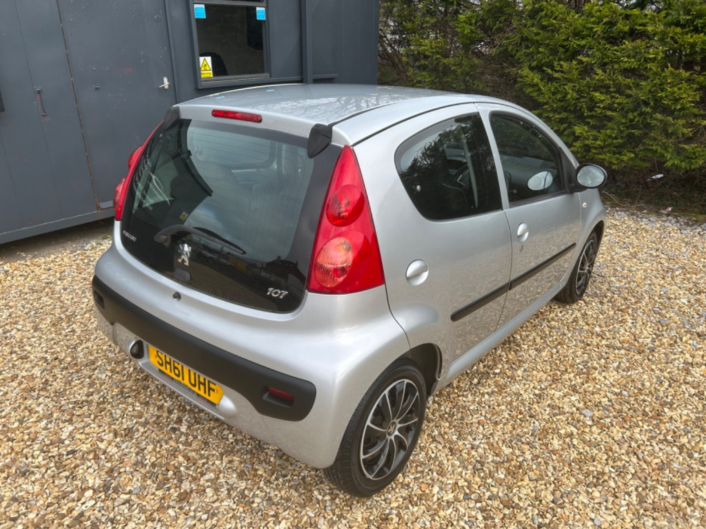 PEUGEOT 107
