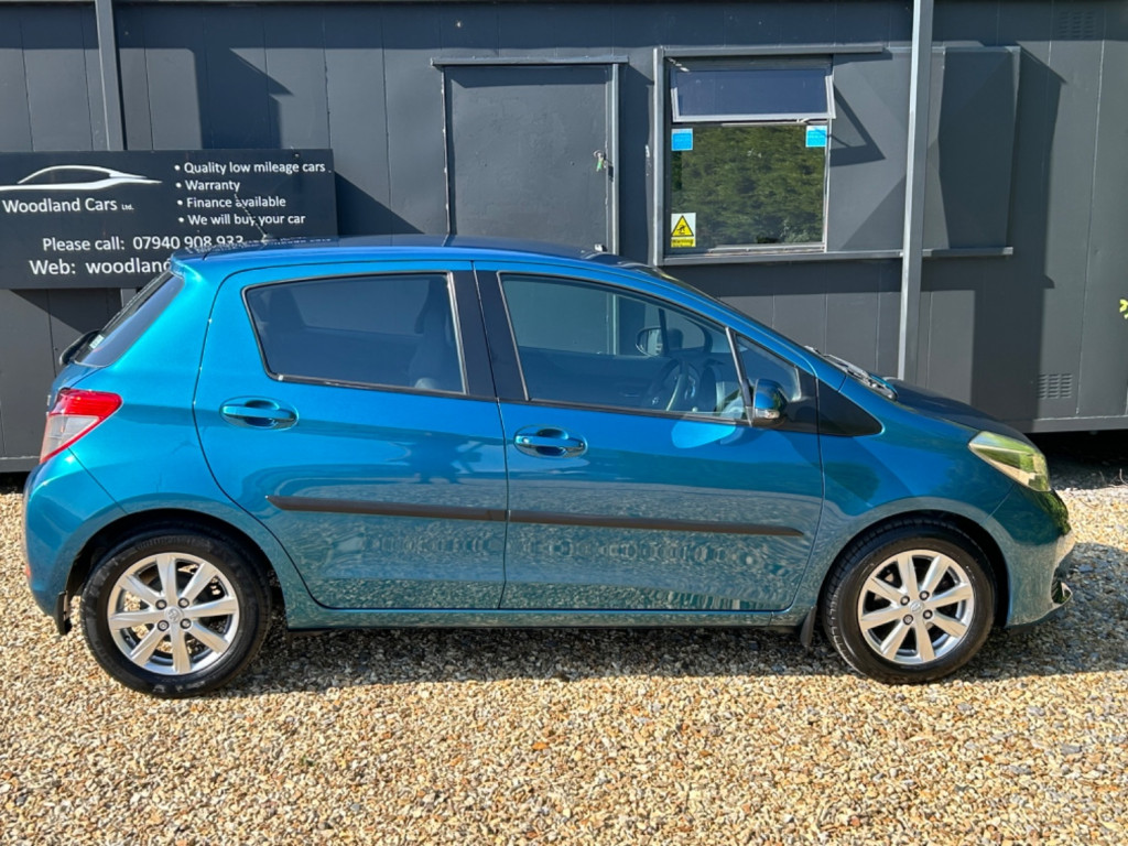 View TOYOTA YARIS 1.3 Dual VVT-i TR