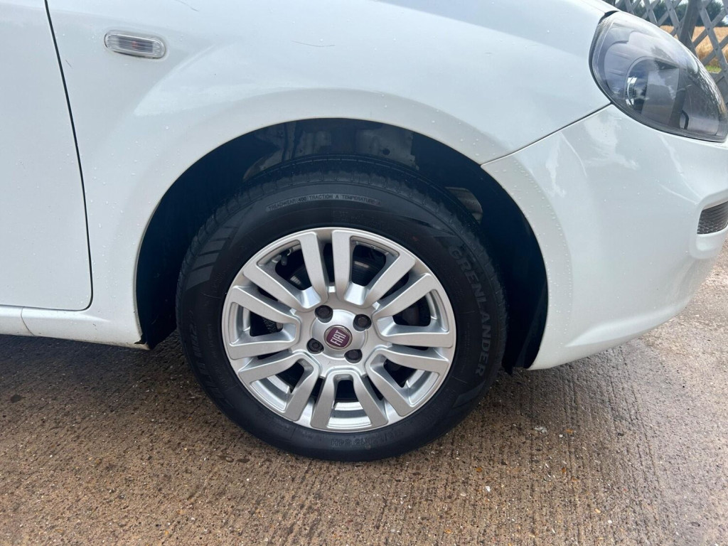 View FIAT PUNTO 1.2 Easy Manual Euro 5 5dr