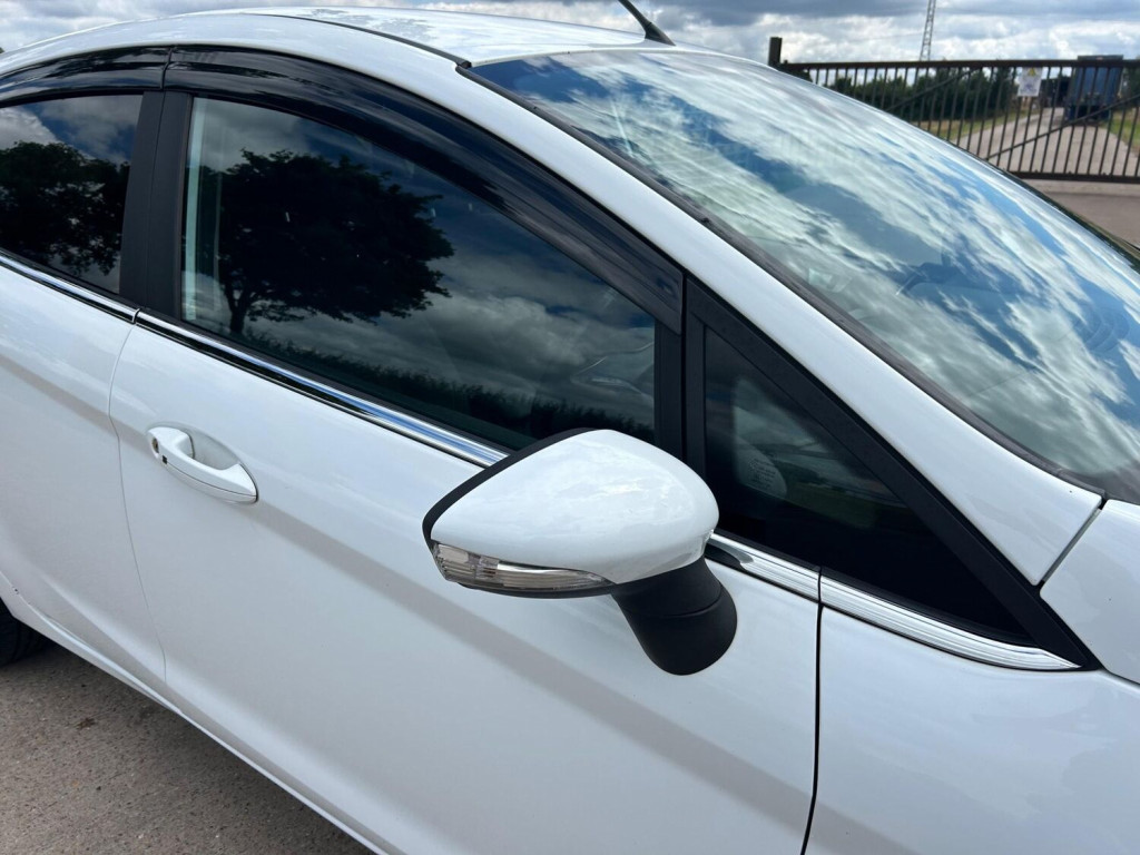 View FORD FIESTA 1.0T EcoBoost Titanium Euro 5 (s/s) 5dr