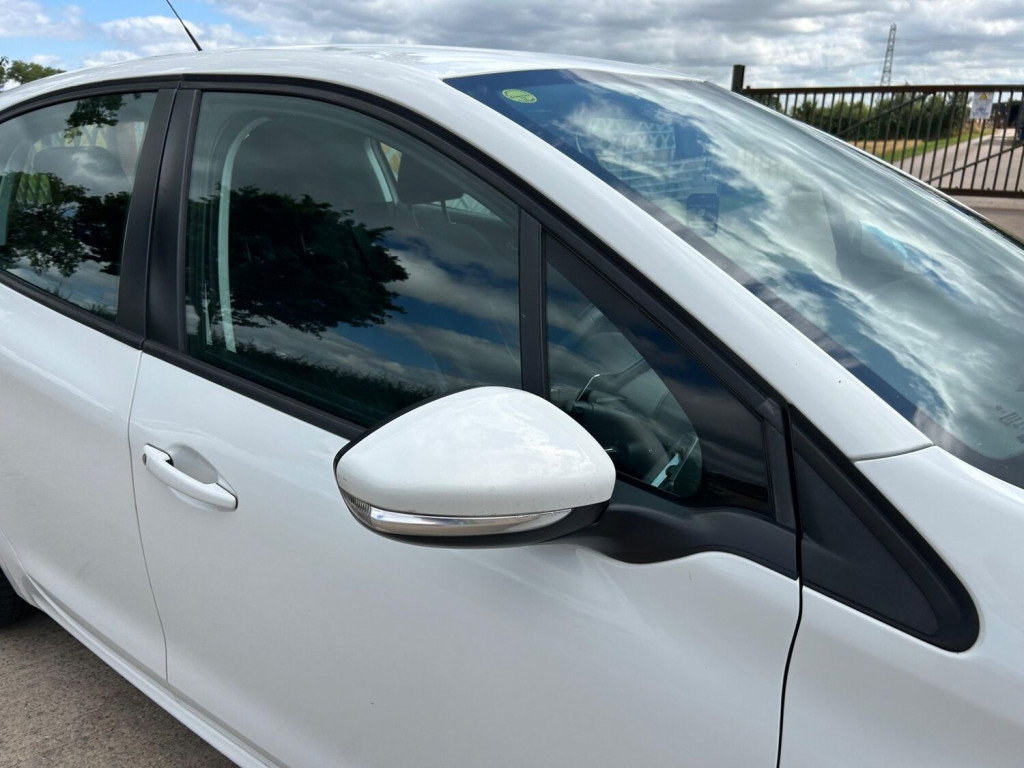 View PEUGEOT 208 1.4 e-HDi Active EGC Euro 5 (s/s) 5dr