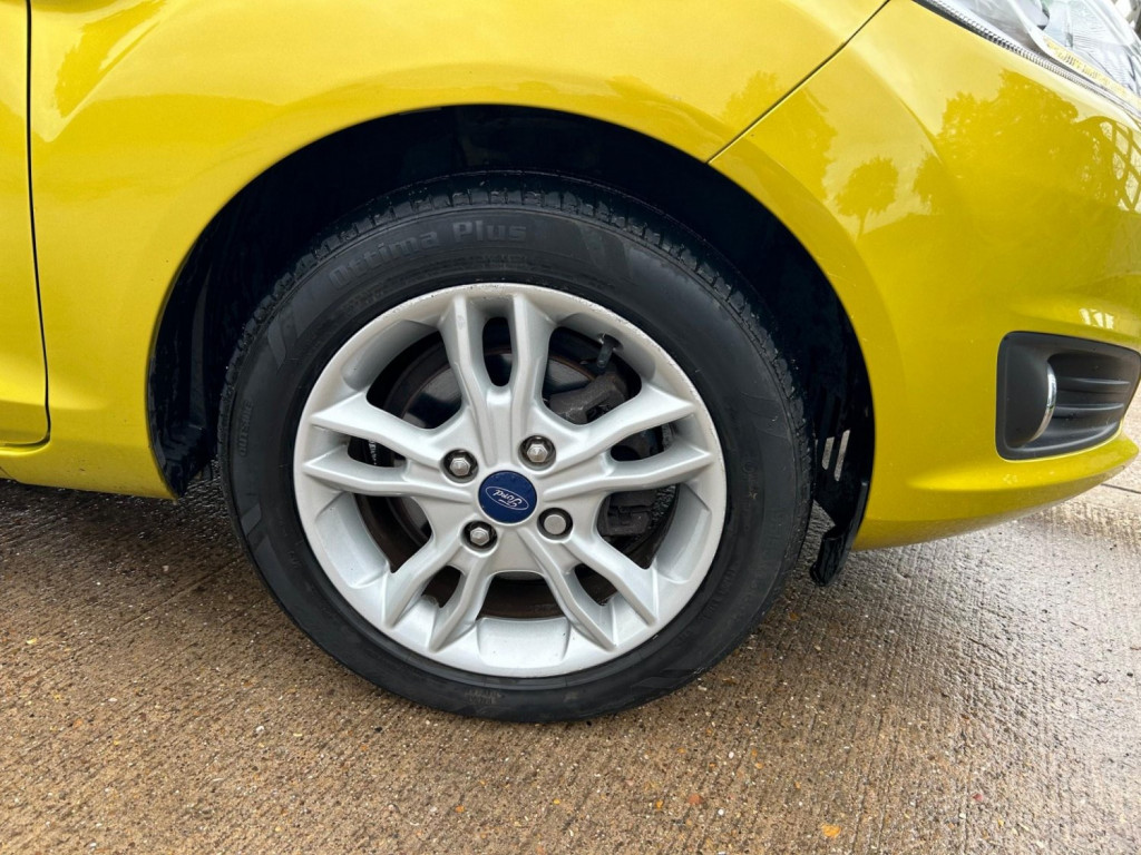 View FORD FIESTA 1.0T EcoBoost Zetec Euro 6 (s/s) 5dr