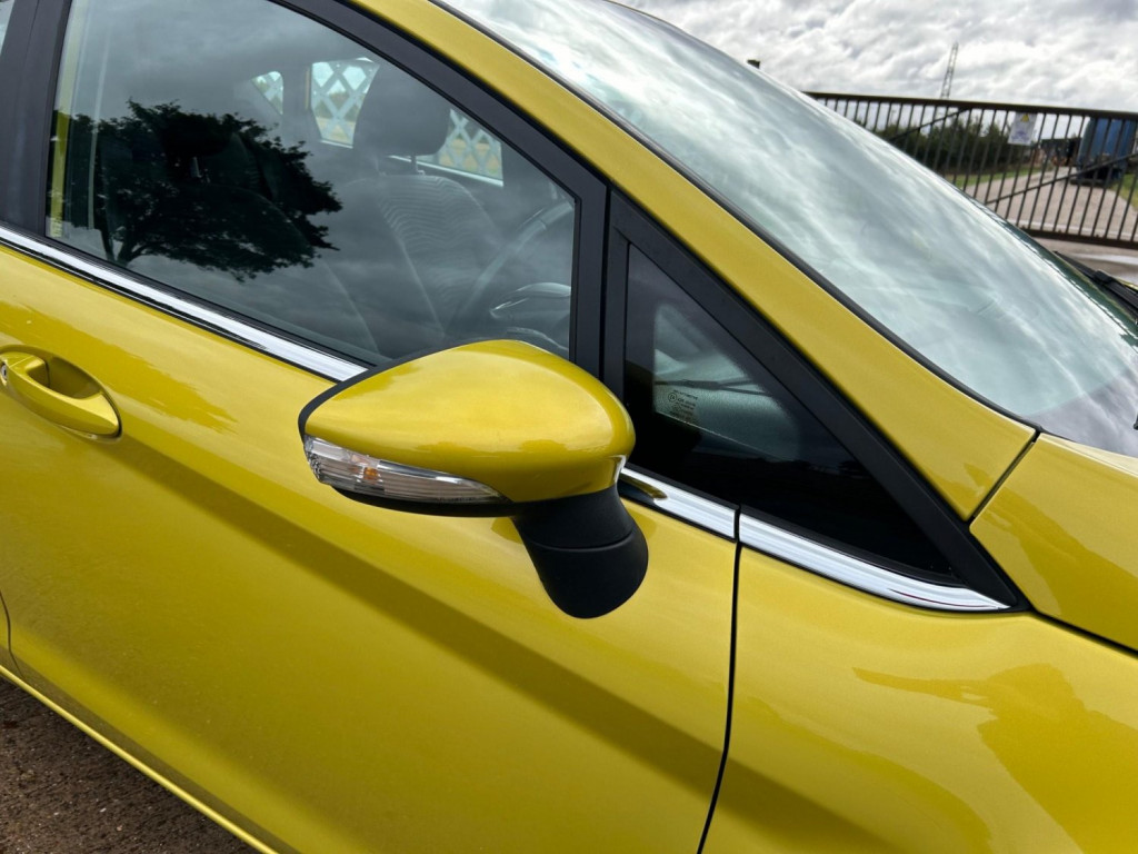 View FORD FIESTA 1.0T EcoBoost Zetec Euro 6 (s/s) 5dr