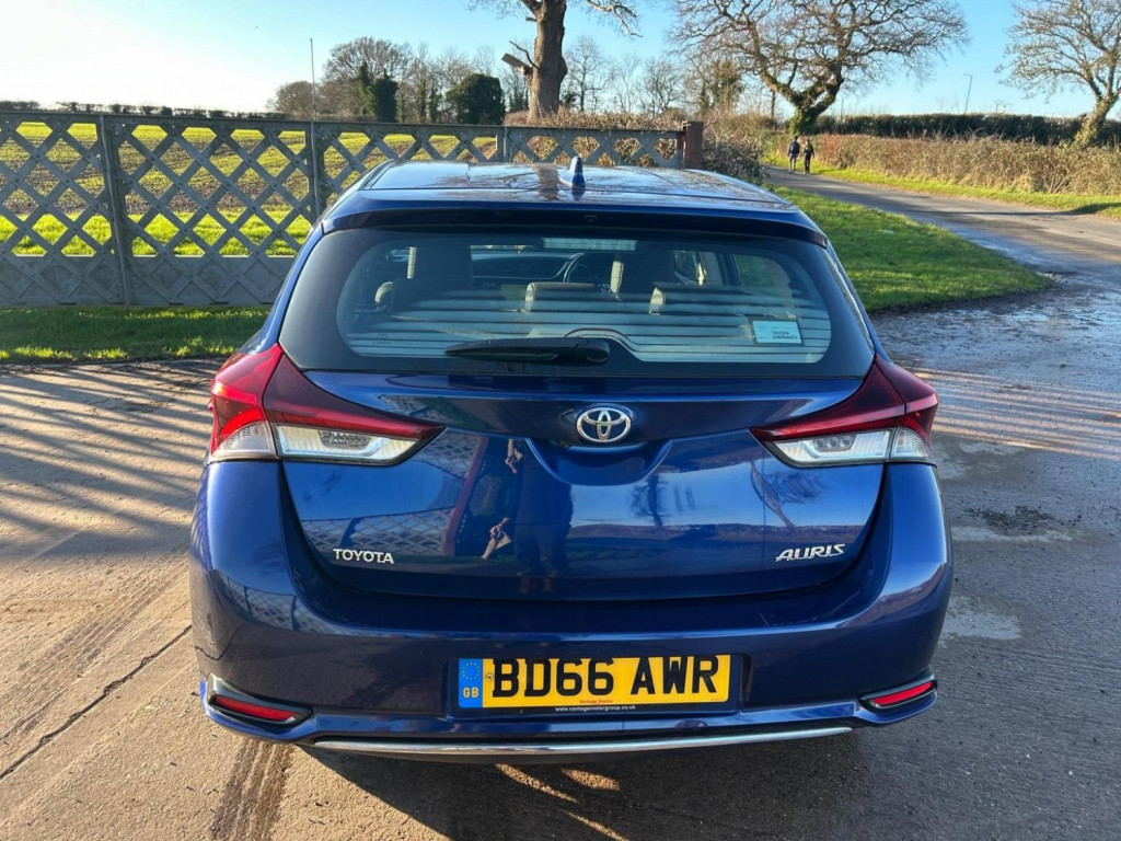 TOYOTA AURIS