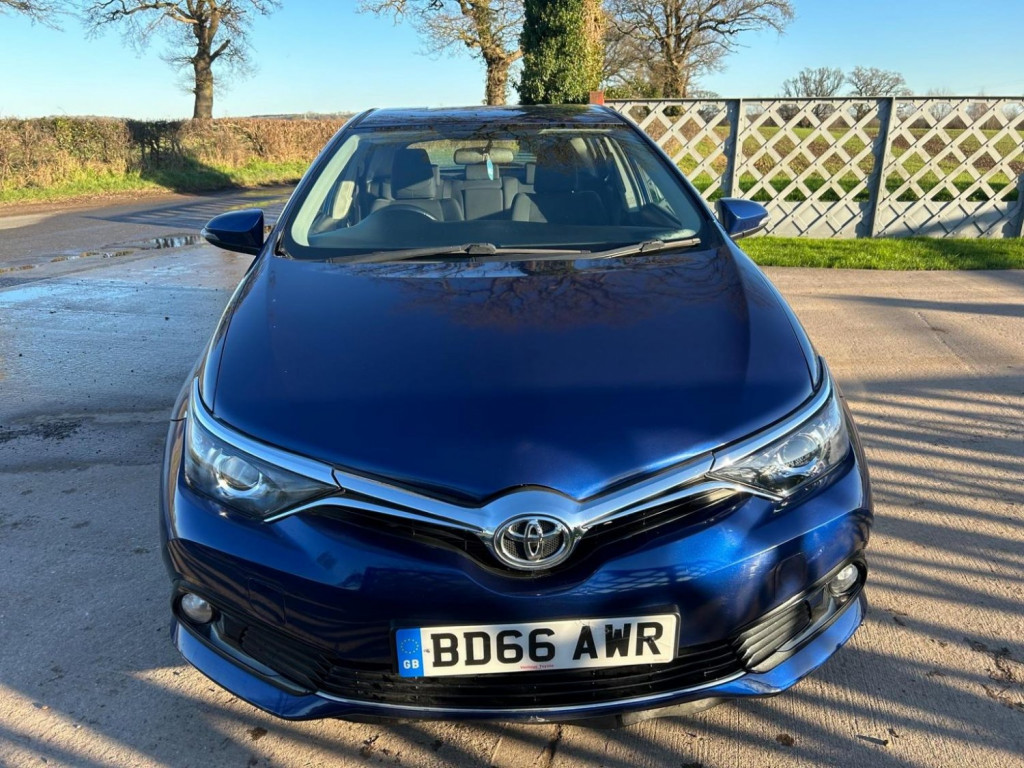 TOYOTA AURIS