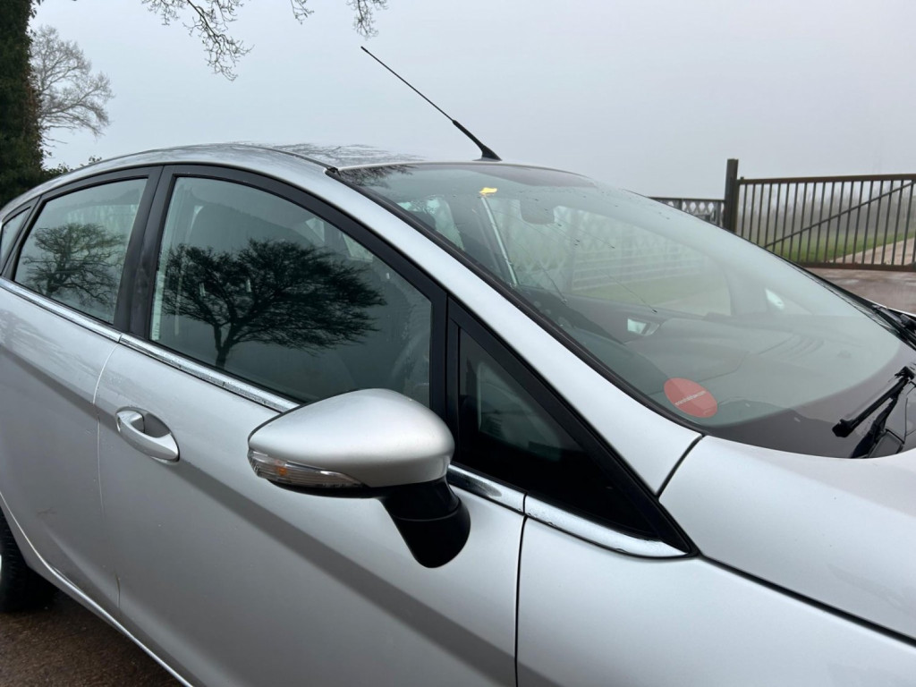 View FORD FIESTA 1.0T EcoBoost Zetec Euro 5 (s/s) 5dr