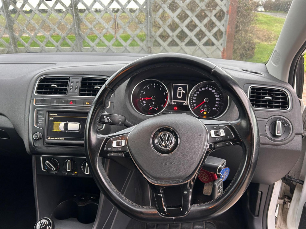 VOLKSWAGEN POLO