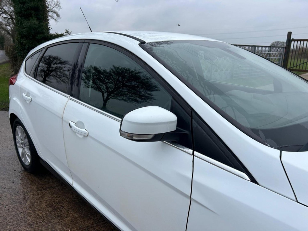 View FORD FOCUS 1.0T EcoBoost Titanium Navigator Euro 5 (s/s) 5dr