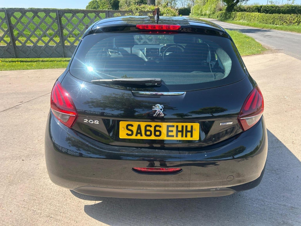 PEUGEOT 208