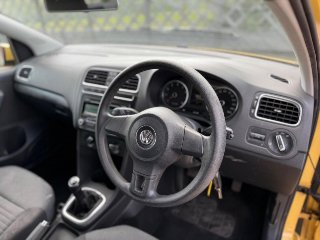 VOLKSWAGEN POLO