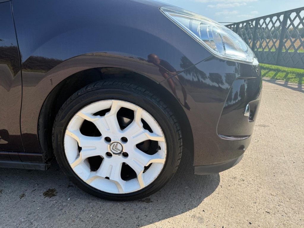 View CITROEN DS3 1.2 PureTech DStyle Ice Euro 6 (s/s) 3dr