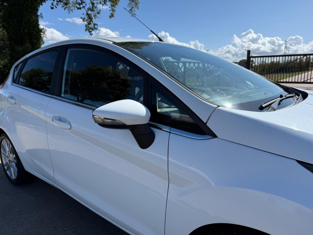 View FORD FIESTA 1.0 Zetec Euro 5 (s/s) 5dr