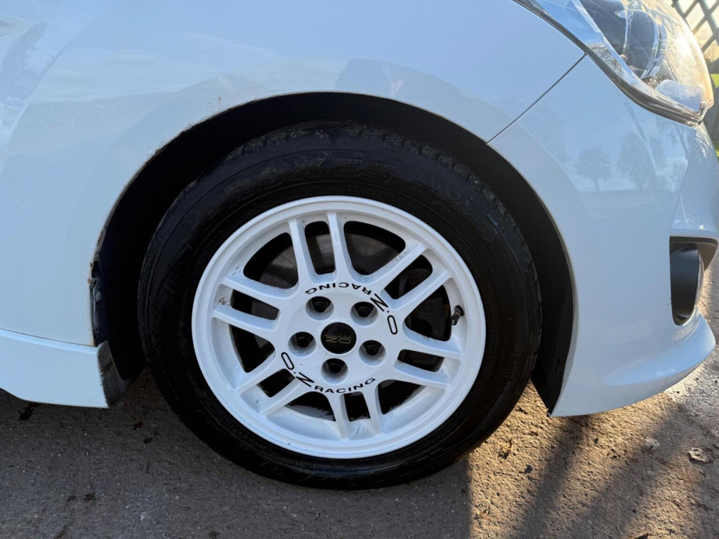 View HYUNDAI VELOSTER 1.6 T-GDi Turbo SE Euro 5 4dr