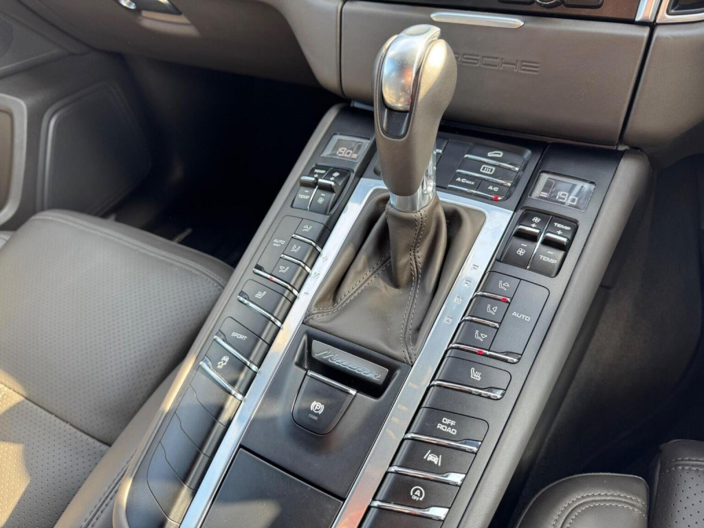 PORSCHE MACAN