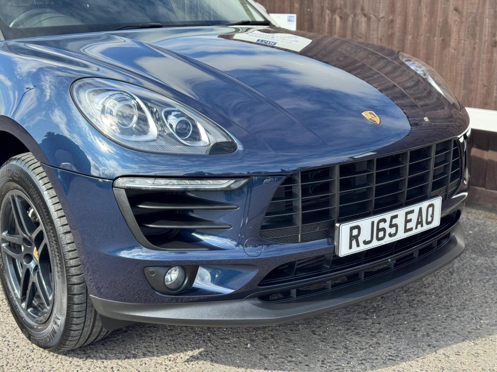 PORSCHE MACAN