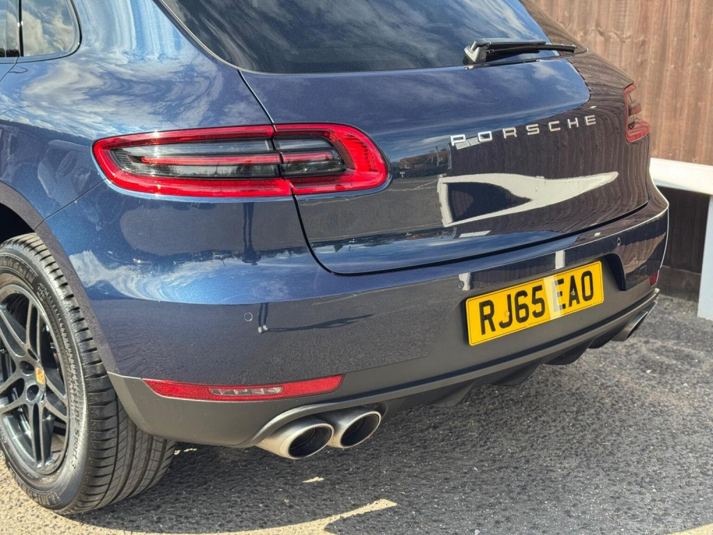 PORSCHE MACAN