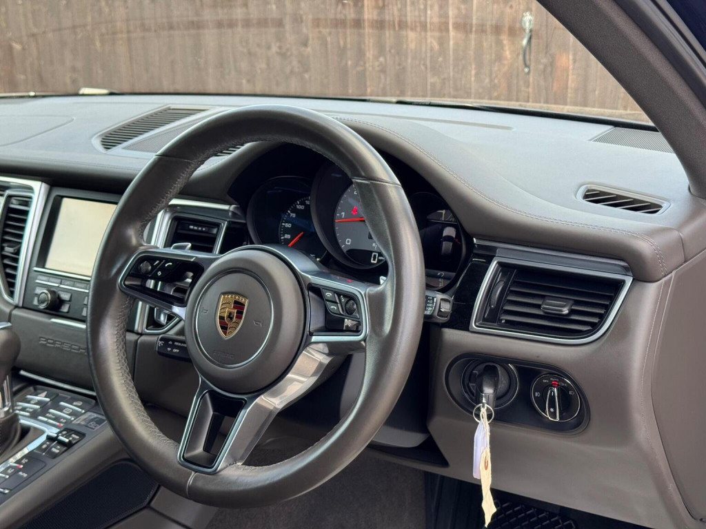 PORSCHE MACAN