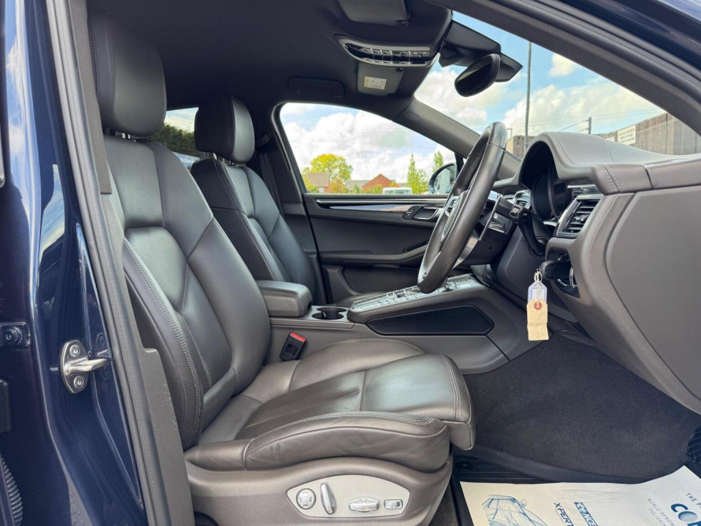 PORSCHE MACAN