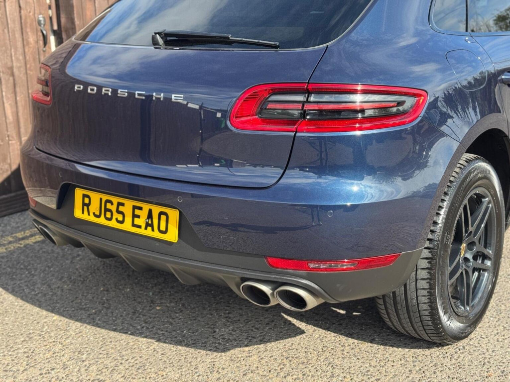 PORSCHE MACAN