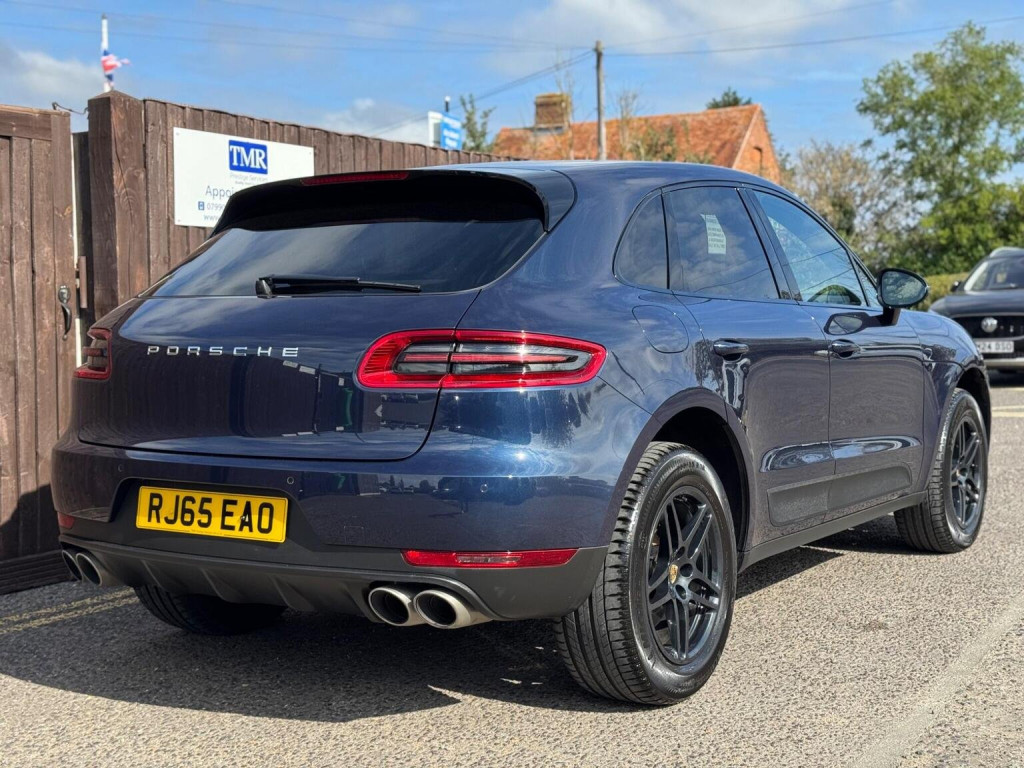 PORSCHE MACAN