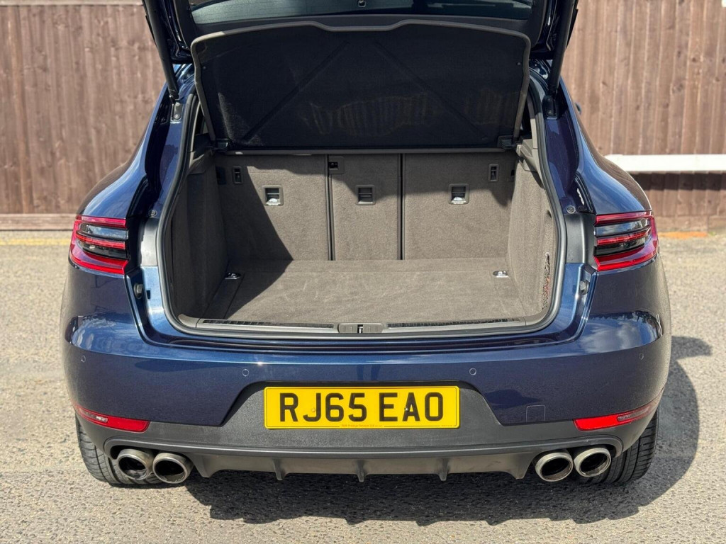 PORSCHE MACAN