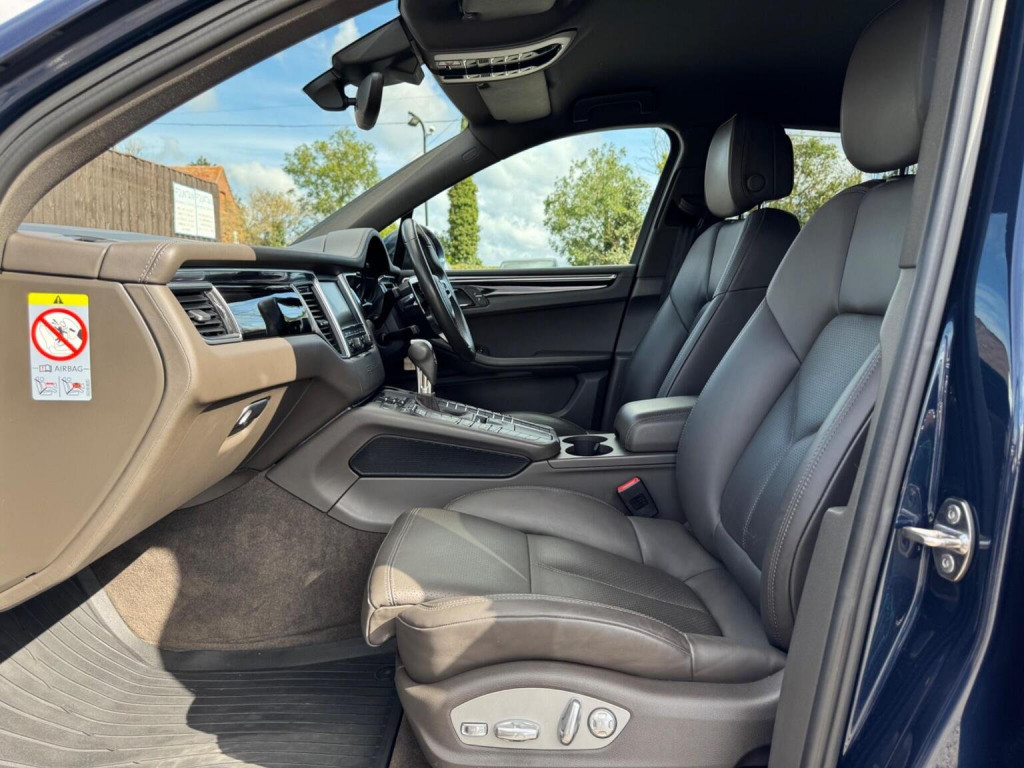 PORSCHE MACAN