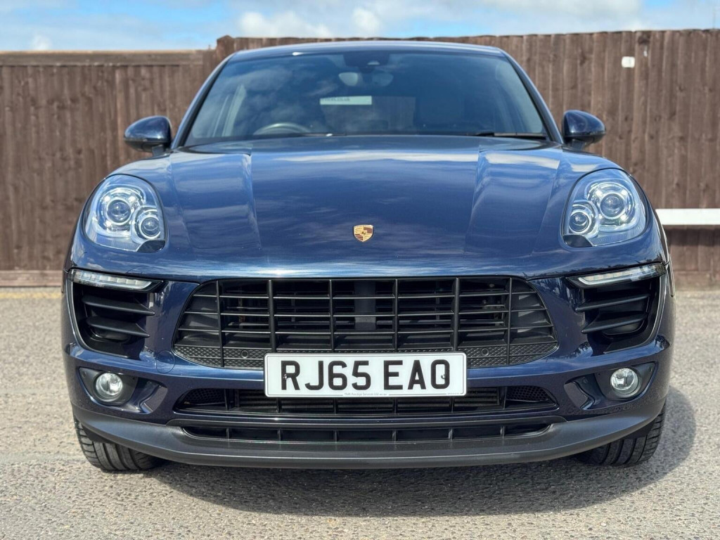 PORSCHE MACAN