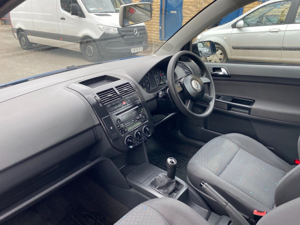 VOLKSWAGEN POLO