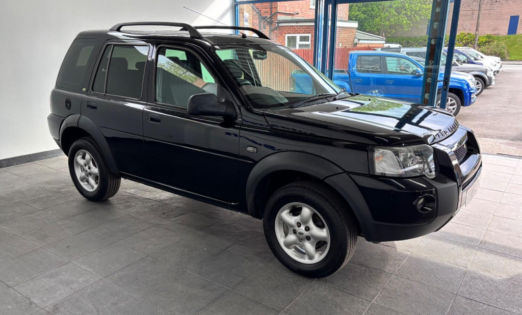 View LAND ROVER FREELANDER 2.0 TD4 Adventurer
