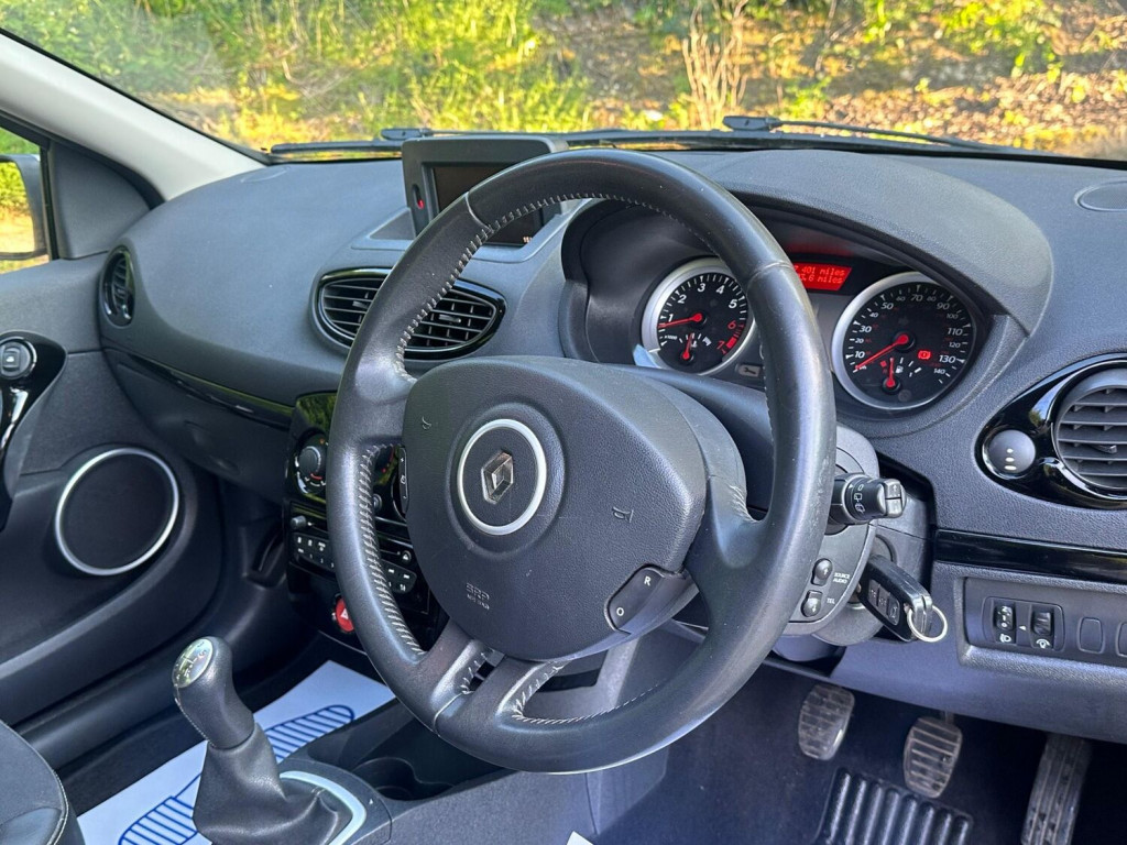 View RENAULT CLIO 1.2 Dynamique TomTom Euro 5 3dr