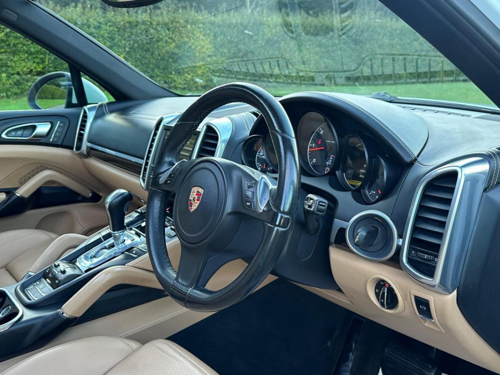 View PORSCHE CAYENNE 3.0 TD V6 Platinum Edition TiptronicS 4WD Euro 5 (s/s) 5dr