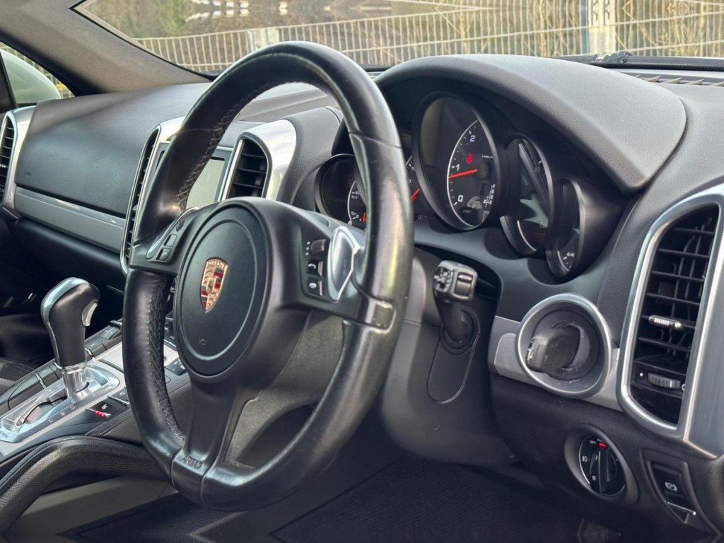 View PORSCHE CAYENNE 3.0 TD V6 Tiptronic 4WD Euro 5 (s/s) 5dr