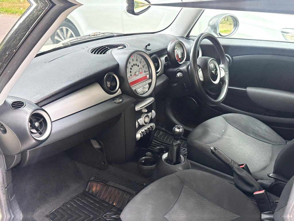 MINI HATCH