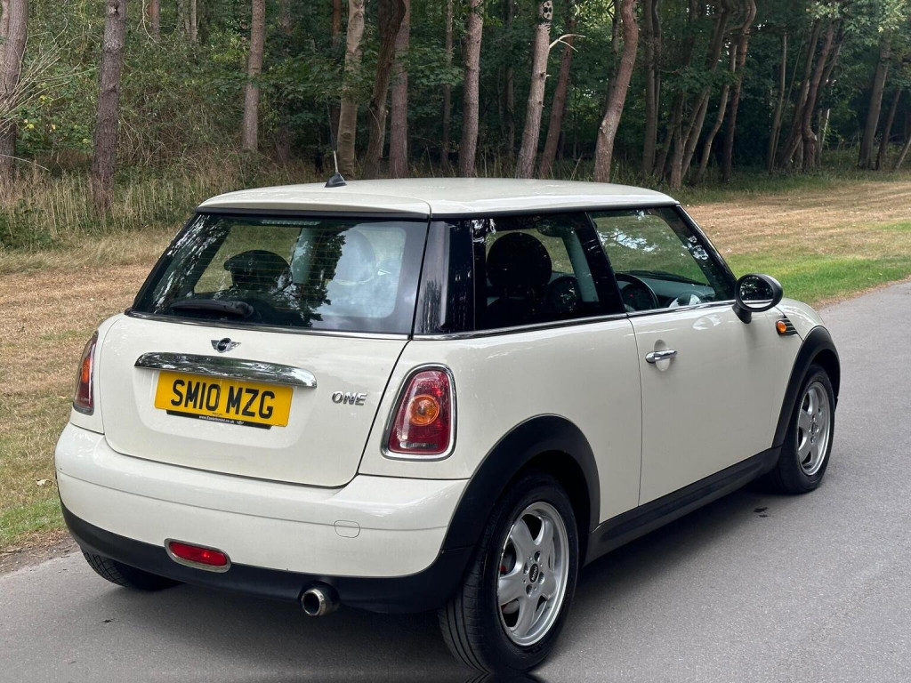 MINI HATCH