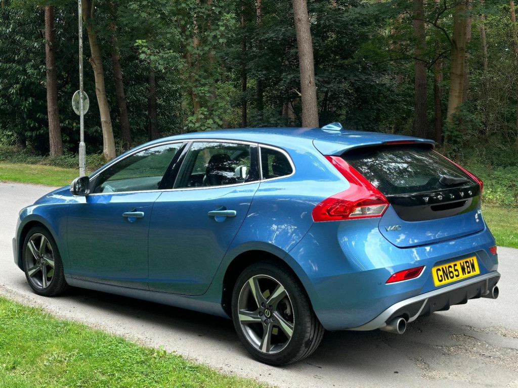 View VOLVO V40 2.0 D2 R-Design Euro 6 (s/s) 5dr