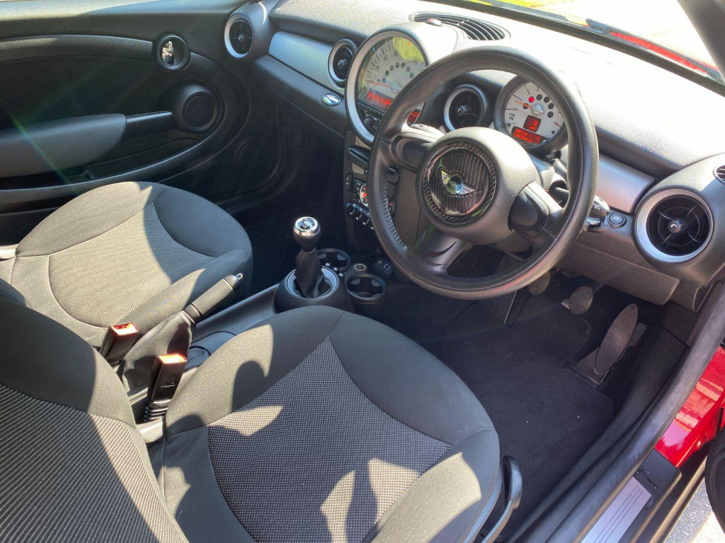 View MINI COUPE 1.6 Cooper