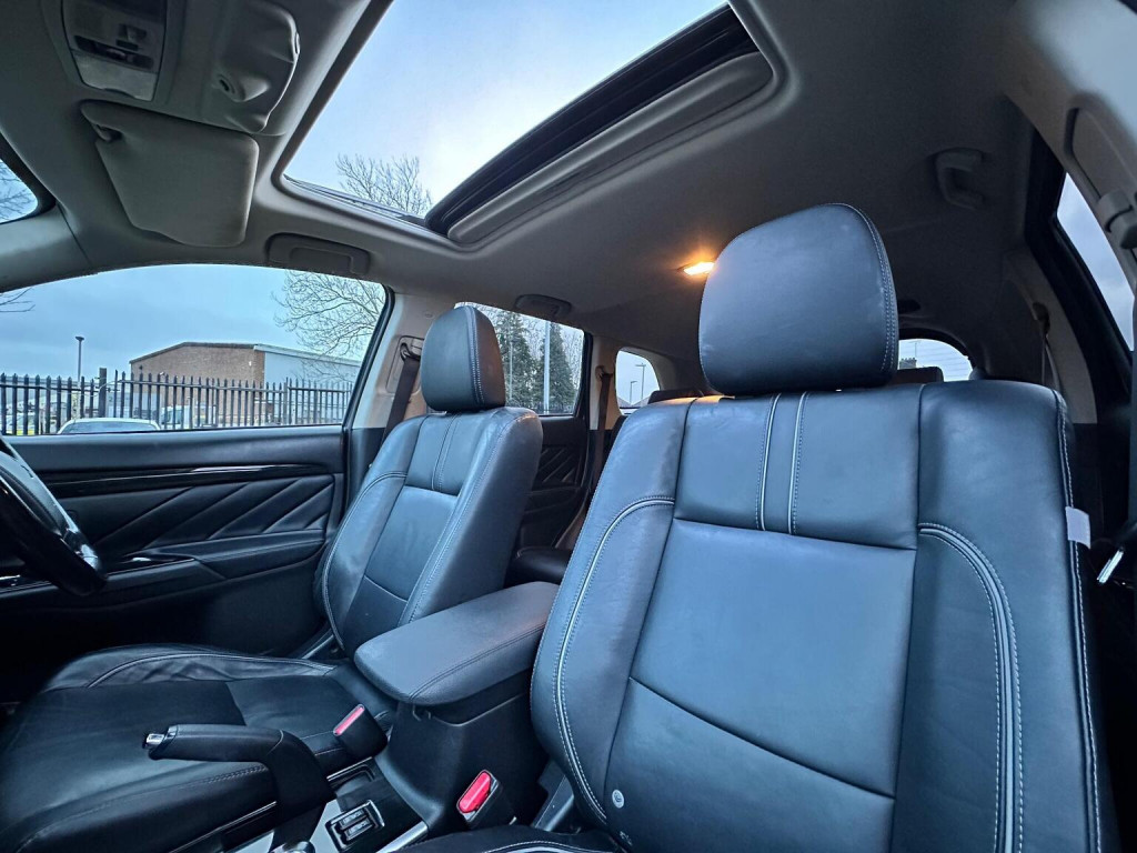 View MITSUBISHI OUTLANDER 2.0h 12kWh GX4h CVT 4WD Euro 6 (s/s) 5dr