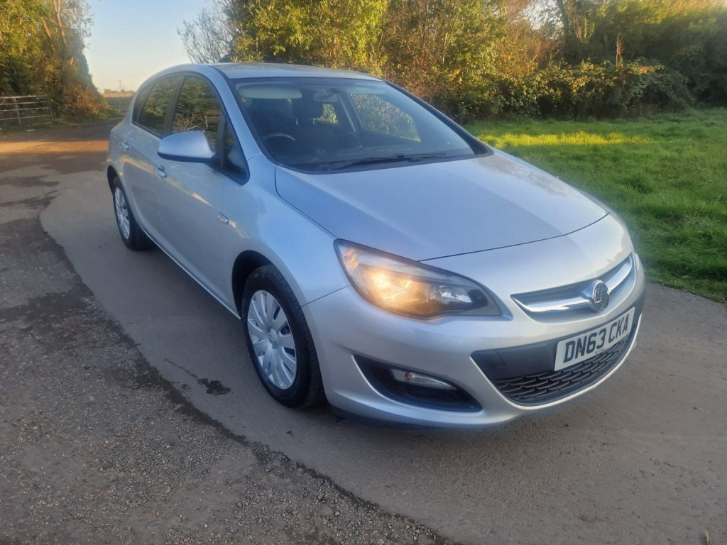 View VAUXHALL ASTRA 1.6 16v Exclusiv Euro 5 5dr