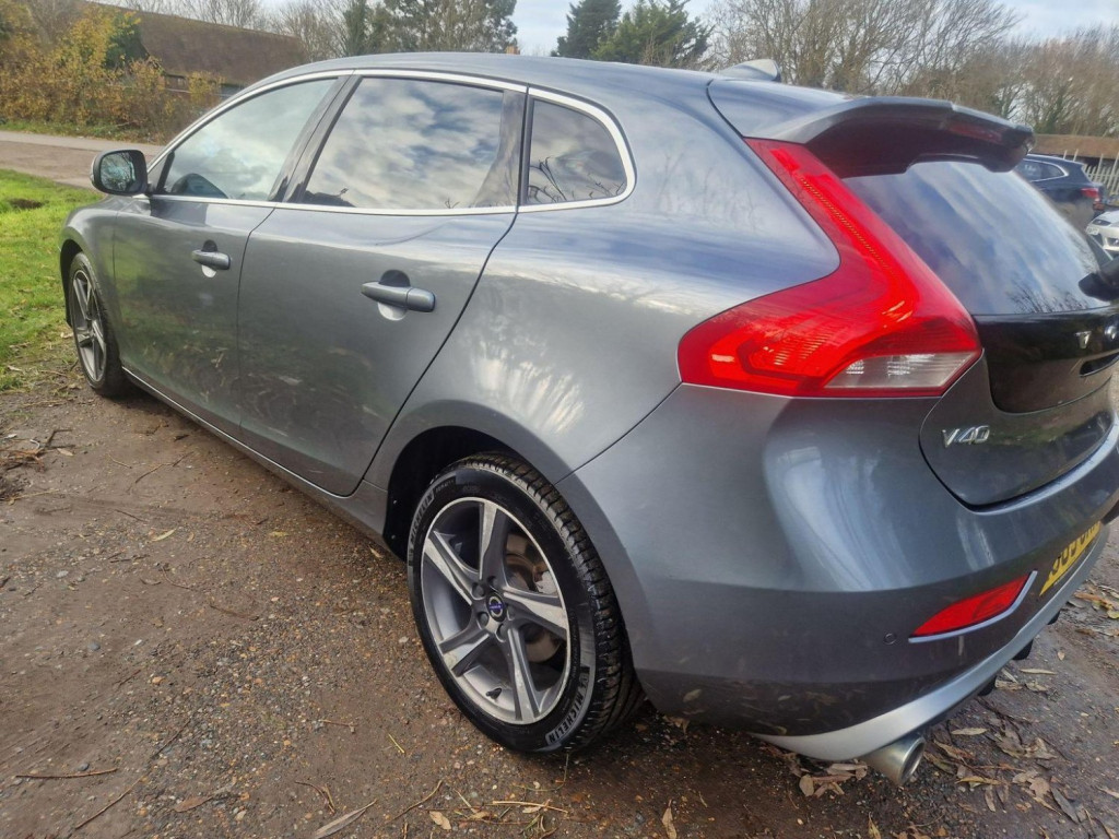 VOLVO V40