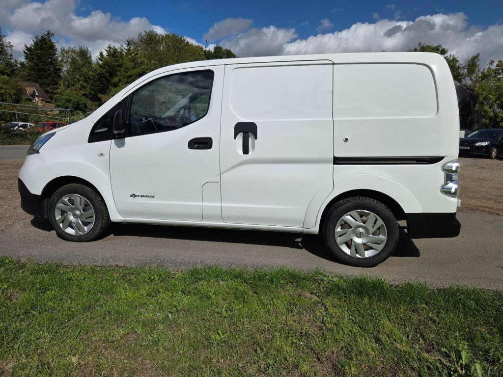 NISSAN E-NV200