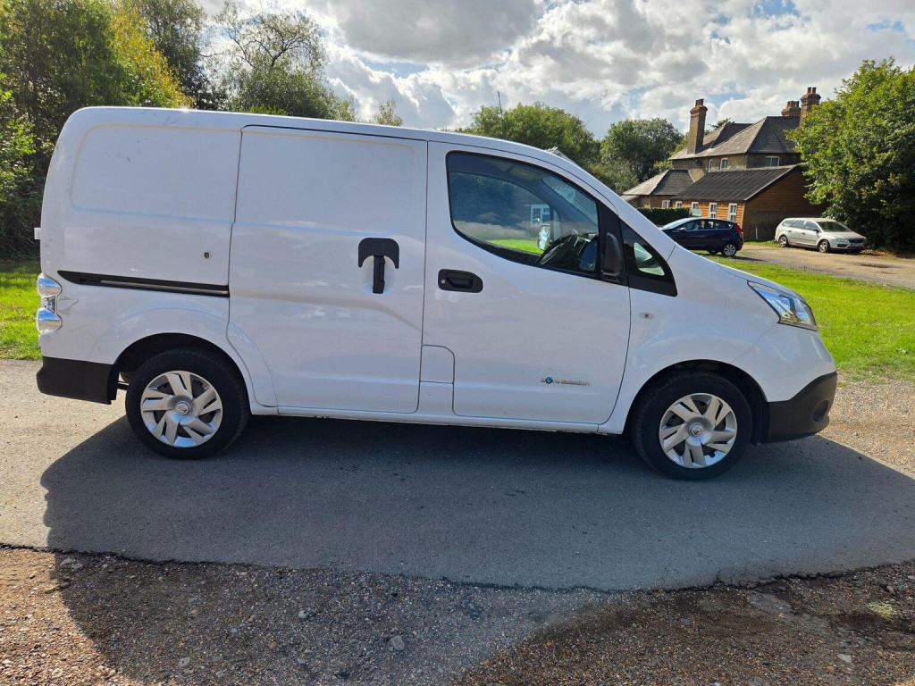 NISSAN E-NV200