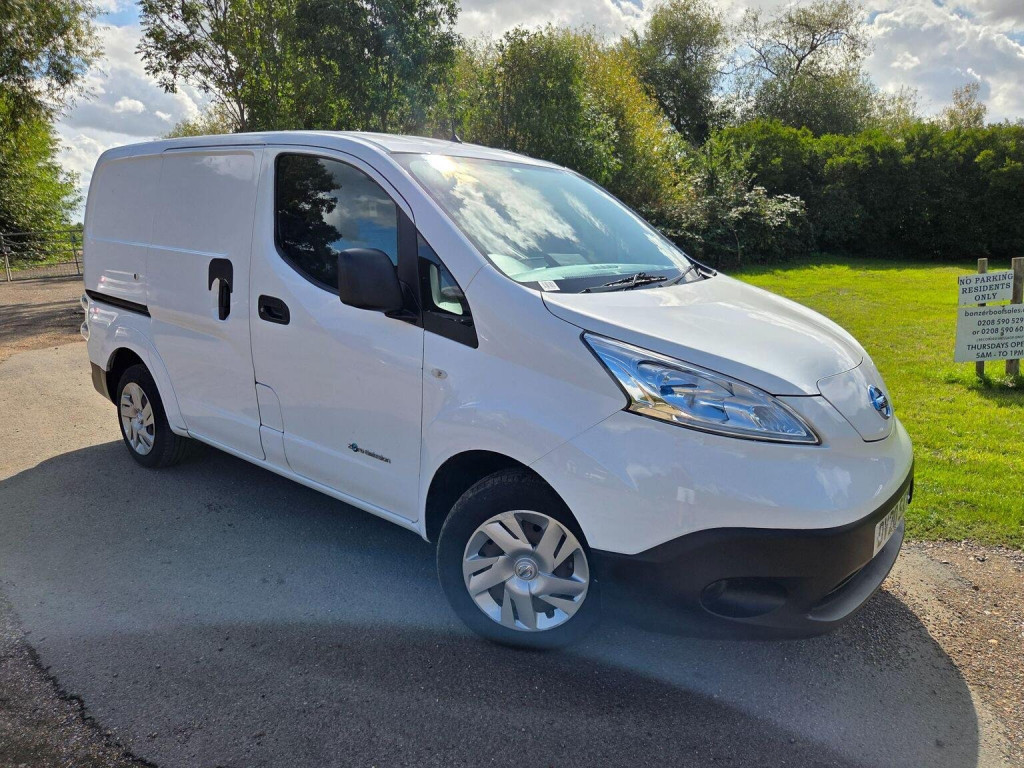 NISSAN E-NV200