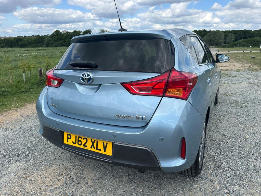 TOYOTA AURIS