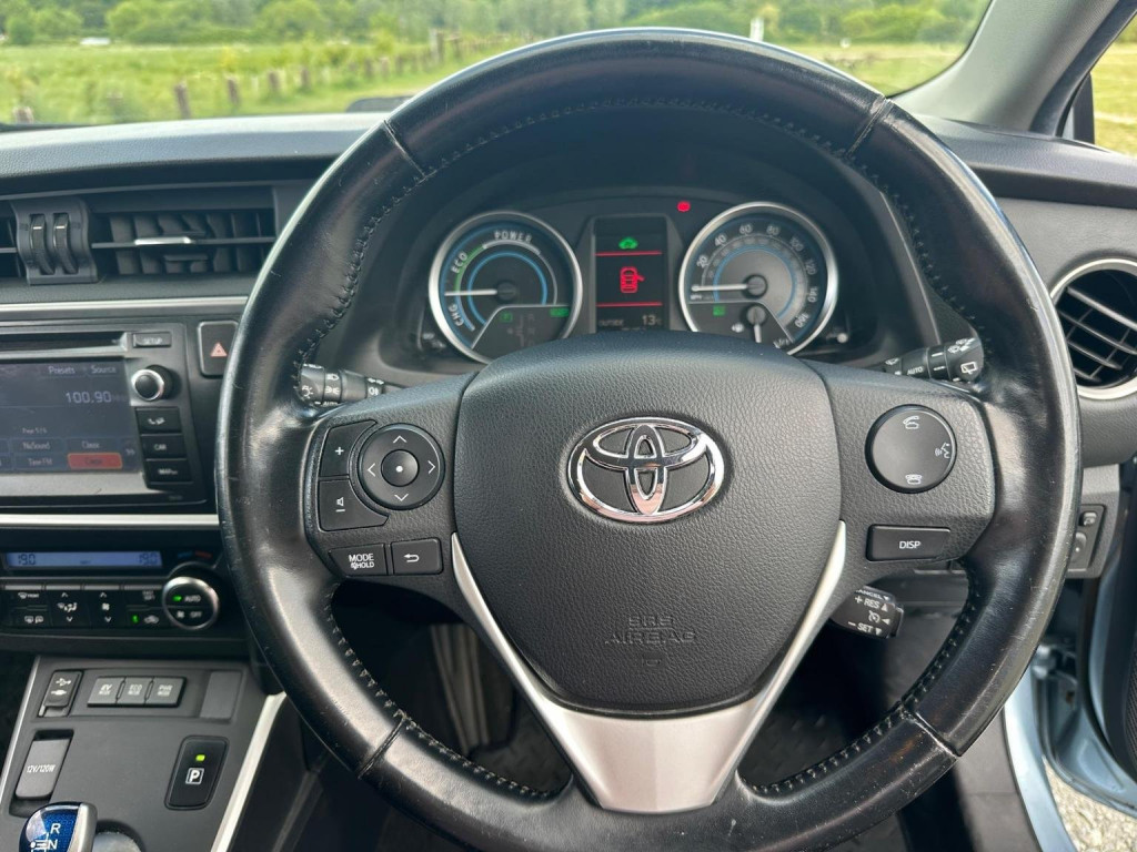 TOYOTA AURIS