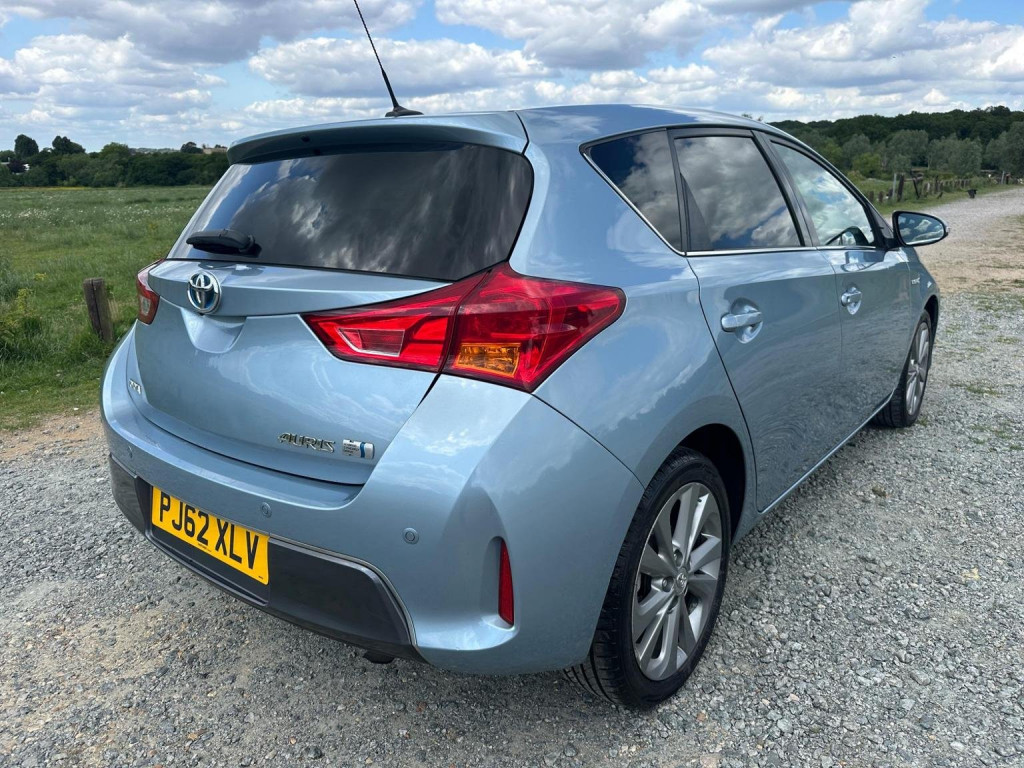 TOYOTA AURIS