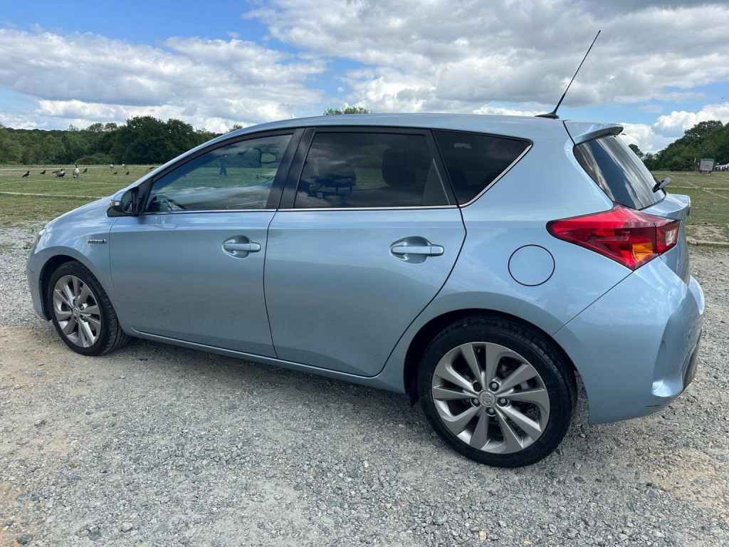 TOYOTA AURIS