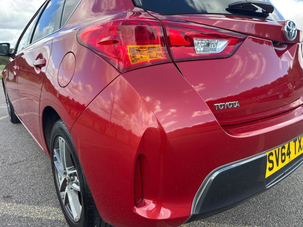 TOYOTA AURIS