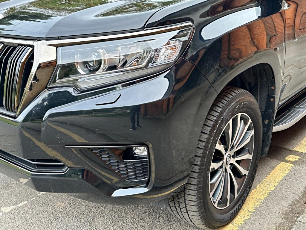 View TOYOTA LAND CRUISER 2.8 D Invincible